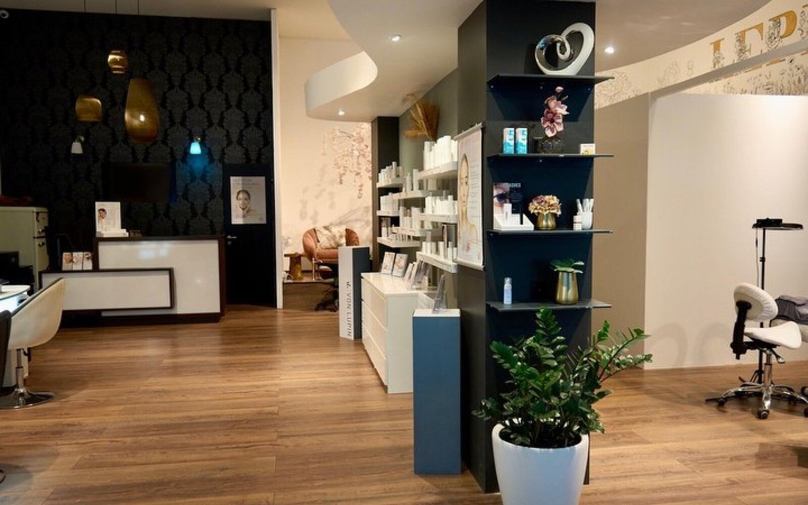 Le Phi Beauty & Academy